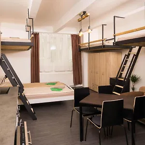 Flying Bed Close To Castle And Airport Apartamento